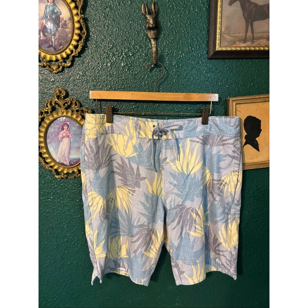 TRAVIS MATHEW PRINTED BOARD SHORTS GRAY BLUE YELLOW SIZE 34